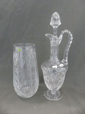 deux vases en verre transparent et un pichet en verre posés sur une table