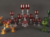 de nombreux verres et vases de différentes couleurs posés sur une table