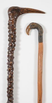 Deux cannes décoratives à fût en bois naturel, l'une monoxyle au pomme - Photo 1