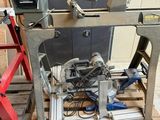 une machine posée sur une palette