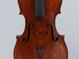 un vieux violon avec un archet noir sur fond blanc