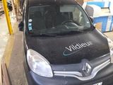 une camionnette noire garée dans un parking couvert