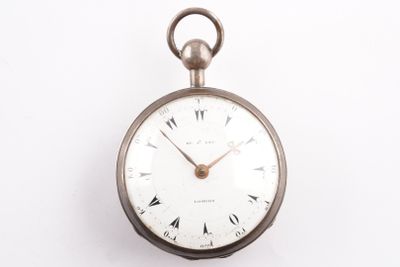 une montre de poche en argent avec des chiffres romains sur le cadran