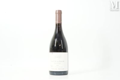 une bouteille de vin posée sur une table