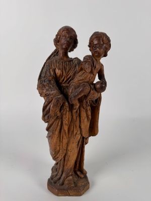 l'image d'une statue représentant une femme tenant un enfant dans ses bras