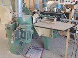 une machine qui se trouve dans une pièce où il y a de nombreuses pièces de bois