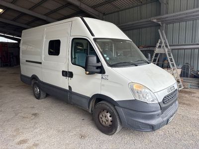 une camionnette blanche garée dans un garage