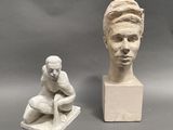 deux statues représentant un homme et une femme, exposées au public