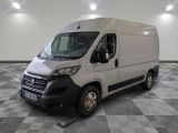 la camionnette blanche est garée sur le sol en damier d'une pièce