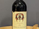 une bouteille de vin rouge posée sur une table en bois