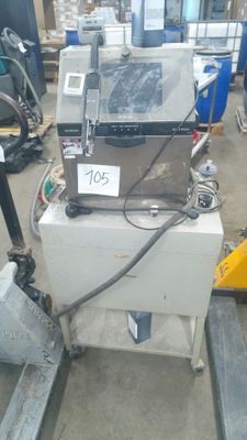 une machine posée sur une palette dans un entrepôt