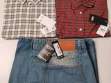 deux paires de chemises pour homme et un jean posés sur une table