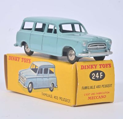 une petite voiture bleue posée sur une boîte