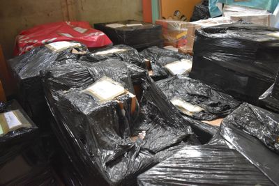 beaucoup de cartons emballés dans du plastique