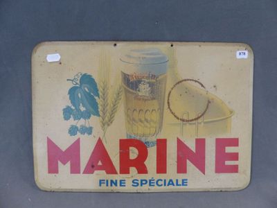 une pancarte sur laquelle on peut lire « marine fine speciale » sur le côté d'une voiture