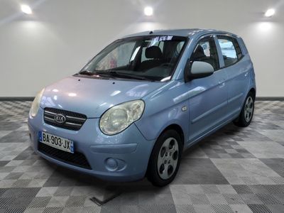la photo d'une petite voiture bleue garée dans un garage