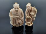 paire de figurines chinoises en ivoire sculpté représentant un homme et une femme