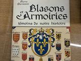 un gros plan d'un livre exposé sur une table