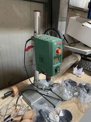 une machine posée sur une table
