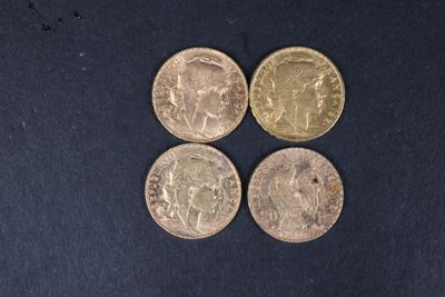 quatre types de pièces différents sont présentés sur une surface noire