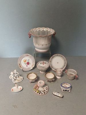 un grand nombre d'objets différents posés sur une table