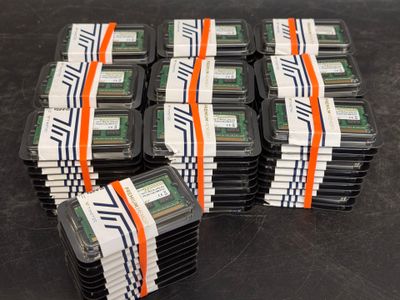 une pile de boîtes en plastique contenant de nombreux modules de mémoire vive
