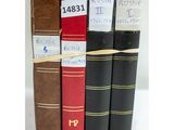 trois livres sont empilés sur une surface blanche