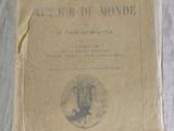 un vieux livre posé sur une table recouverte d'une nappe blanche