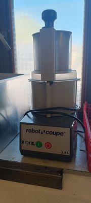 une photo d'un mixeur posé sur un plan de travail