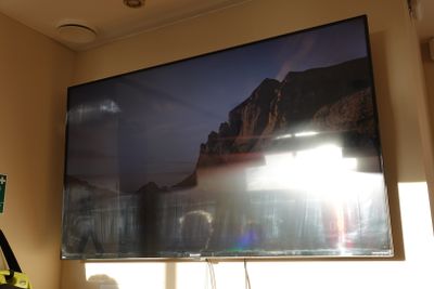 un téléviseur à écran plat accroché au mur du salon