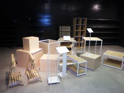 un agencement en bois et métal composé de 51 tabl…