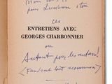 un vieux livre sur lequel figure un titre écrit à la main