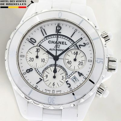 une montre blanche avec un cadran blanc et des aiguilles noires