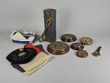 un grand nombre d'objets posés sur une table