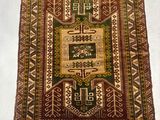 un gros plan d'un tapis exposé sur une surface blanche