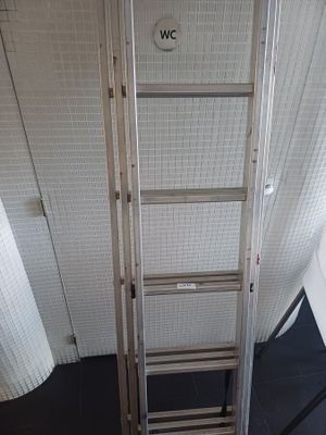 une échelle appuyée contre un mur dans une salle de bains