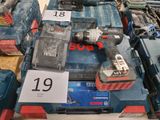 un grand nombre d'outils posés sur une table