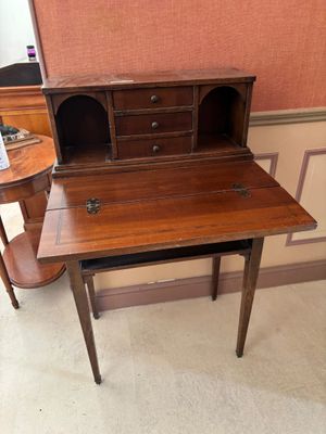 un petit bureau surmonté d'un tiroir