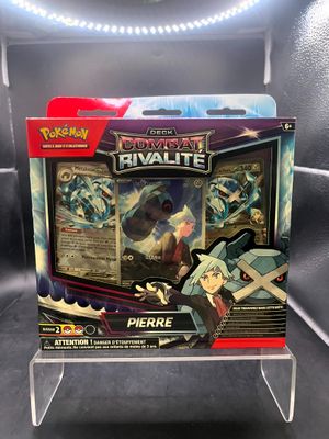 un gros plan d'une vitrine sur laquelle est posée une figurine