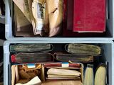 beaucoup de journaux et de livres dans les bacs