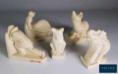 trois figurines blanches représentant des animaux et un chat sur un fond blanc