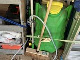 un conteneur vert avec un balai à côté d'un conteneur vert avec un couvercle jaune