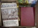 de nombreux livres dans la boîte posée sur la table