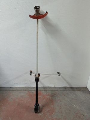 un poteau métallique surmonté d'un chapeau