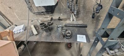 une table sur laquelle sont posés des outils, au milieu d'une pièce