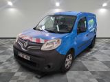 la photo d'une petite camionnette bleue garée dans un garage
