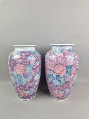deux vases ornés de motifs floraux, placés côte à côte