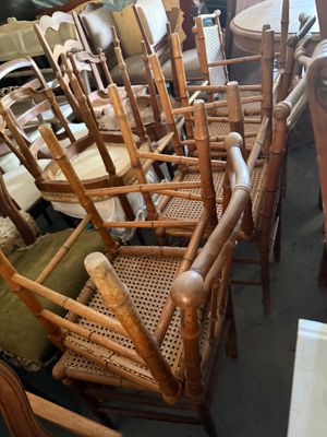 un grand nombre de chaises dans une pièce