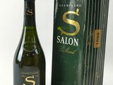 la bouteille de champagne se trouve à côté d'un carton de vin