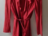 Une image représentant une robe rouge est suspendue à un cintre.